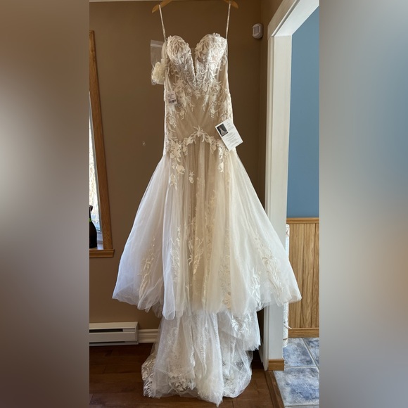 Wedding Dress with Veil for Sale - Never Worn with Tags - Picture 1 of 8